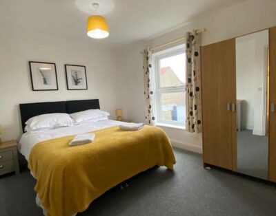 Spacious 3 Bedroom Apartment a stones throw from the beach!